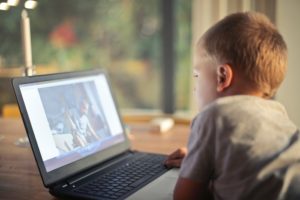 Bambini e internet: quali pericoli ci sono davvero?